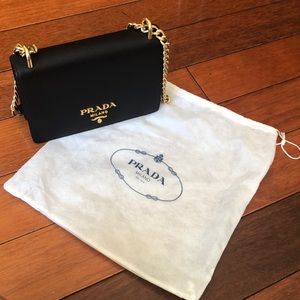 Sale 🎉 Authentic Prada leather chain shoulder bag